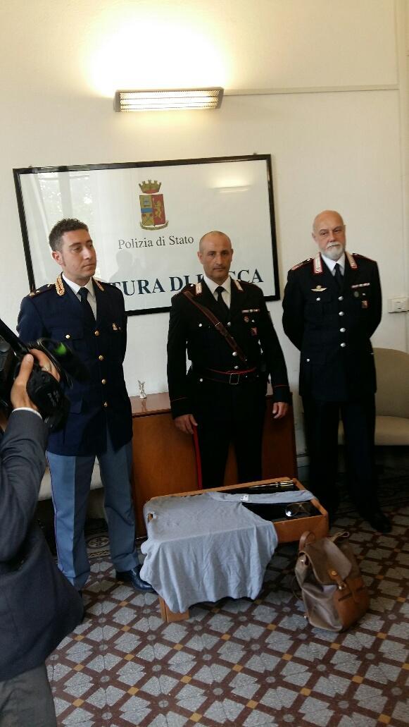 Il commissario Scalisi e il maresciallo Tramaglino con il materiale recuperato a casa della sospetta rapinatrice