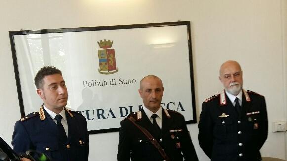 Il commissario Scalisi e il maresciallo Tramaglino con il materiale recuperato a casa della sospetta rapinatrice