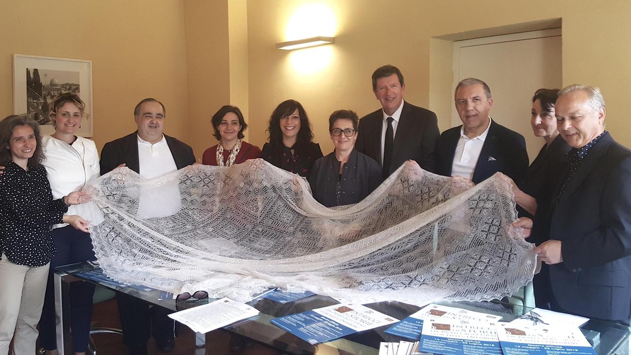 Curatori e amministratori alla presentazione della mostra "Intrecci storie da Prato agli Urali - Gli scialli di Orenburg"