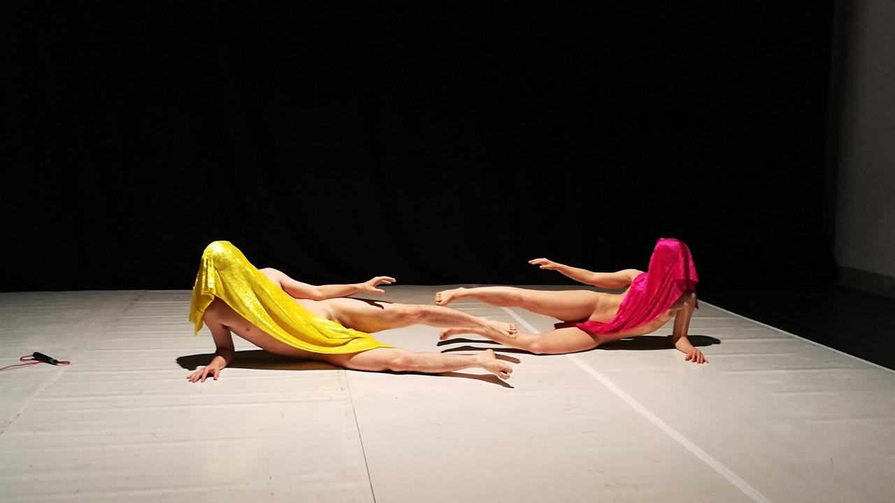 Paola Stella Minni e Konstantinos Rizos in "Pa.ko doble"