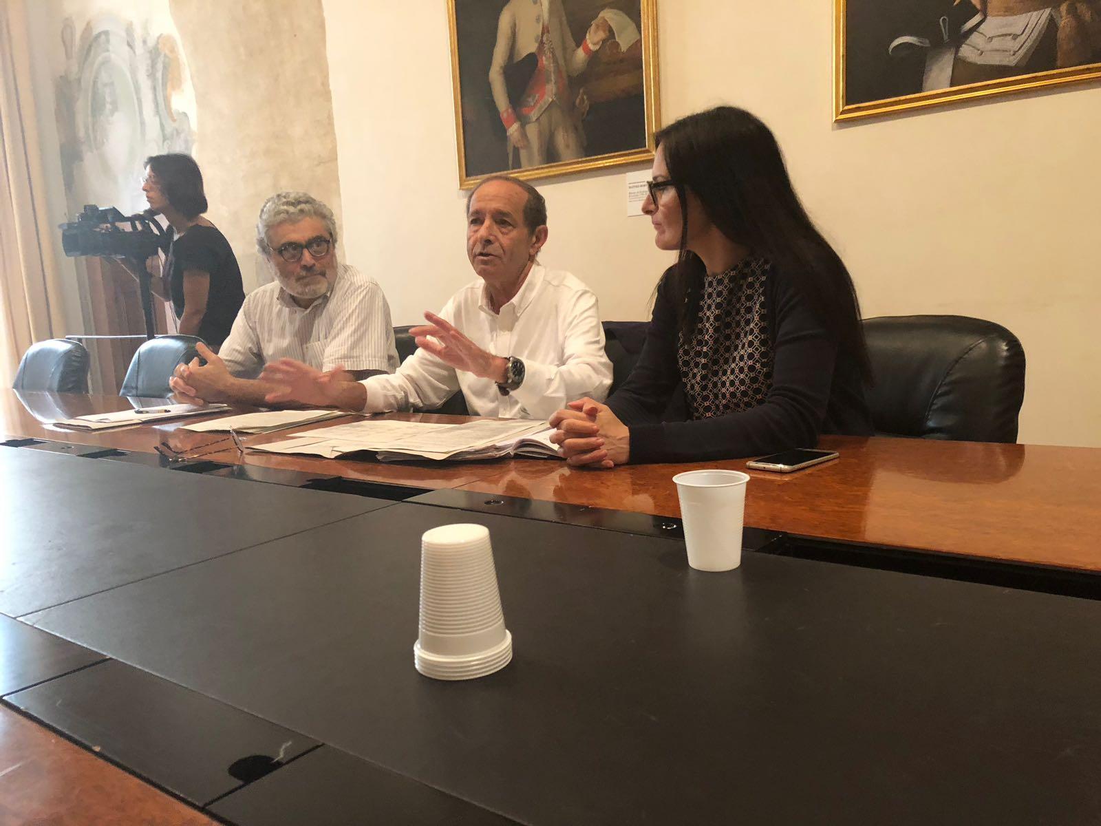 L’assessore Luigi Biancalani (al centro), l’assessore Monia Faltoni e il dirigente comunale Michele Pacilli