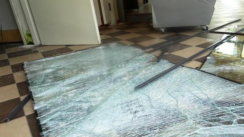 Distrutte dai vandali le vetrate del bar