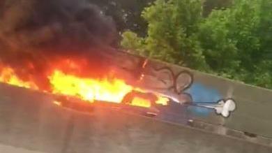 Auto in fiamme in supestrada