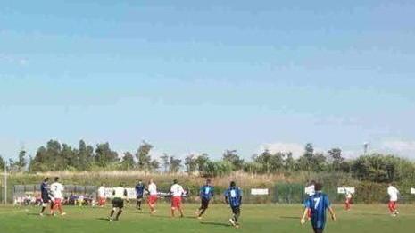 Campo di calcio da sistemare, la gestione fa acqua