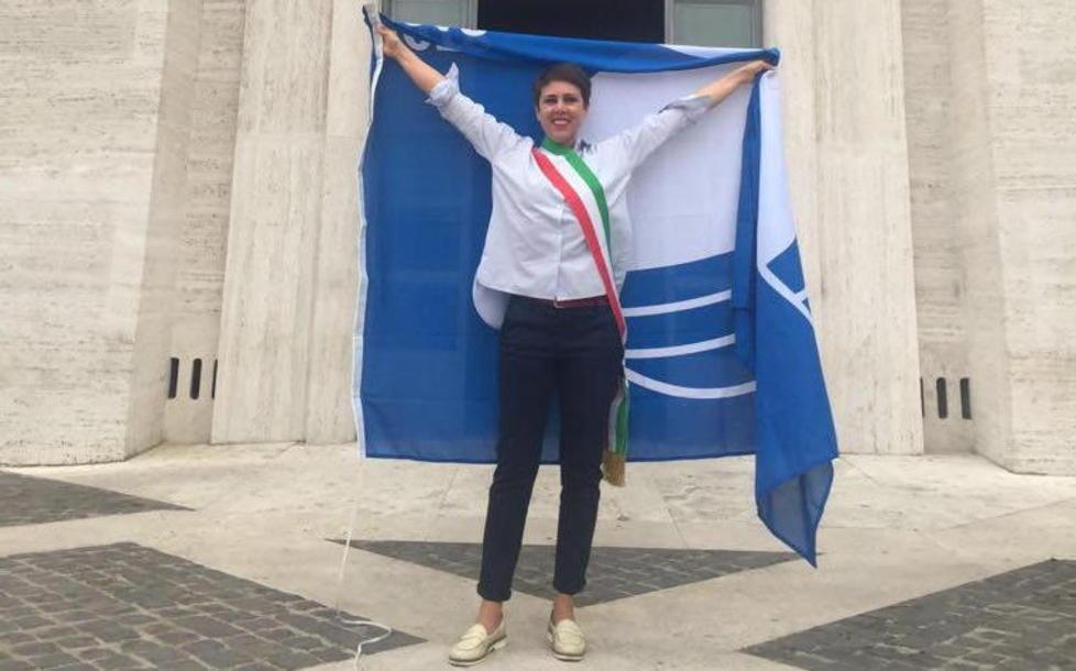 Patrizia Lombardi, assessore al turismo di Viareggio, avvolta nella bandiera blu