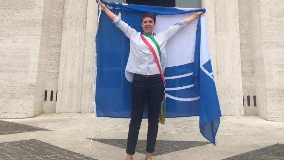 Patrizia Lombardi, assessore al turismo di Viareggio, avvolta nella bandiera blu