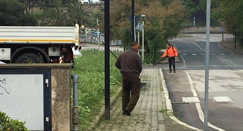 Erba rasata in strada e il taglio del verde non piace ai cittadini 