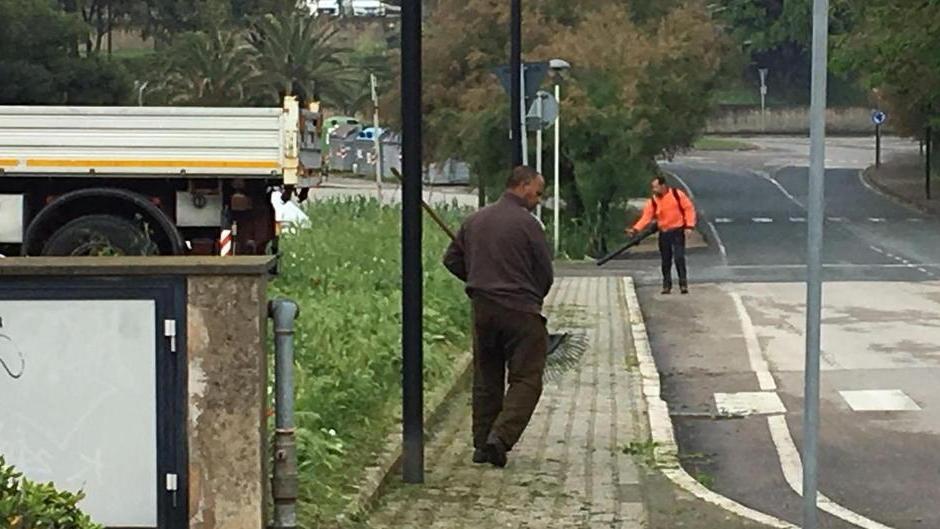 Erba rasata in strada e il taglio del verde non piace ai cittadini