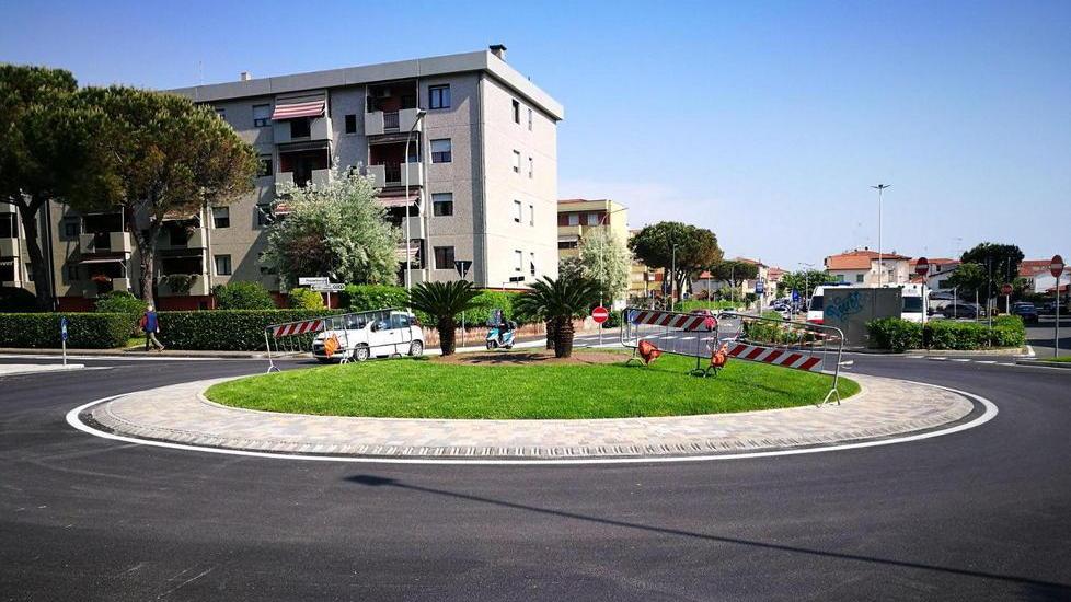 Danni alla nuova rotatoria e sale ai platani appena piantati