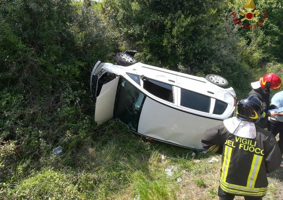 Finisce con l’auto nel fossato, paura per una donna