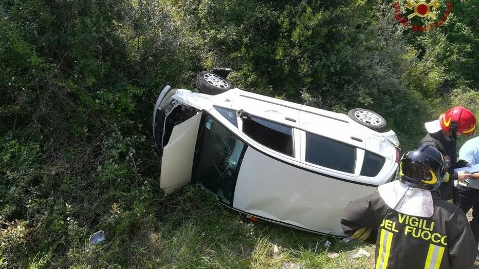 Finisce con l’auto nel fossato, paura per una donna
