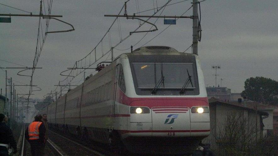 L’Intercity passa in stazione e non si ferma