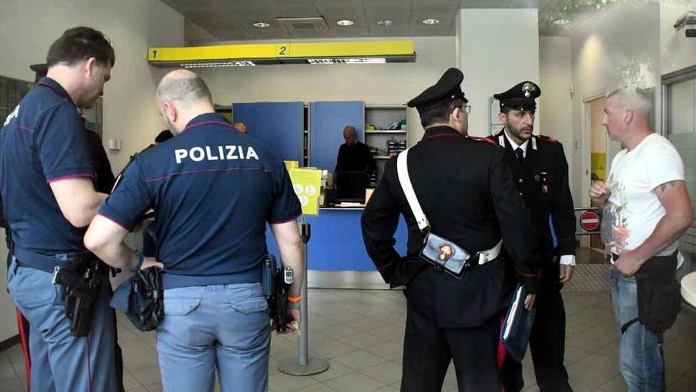 Pistole in pugno rapinano ufficio postale 