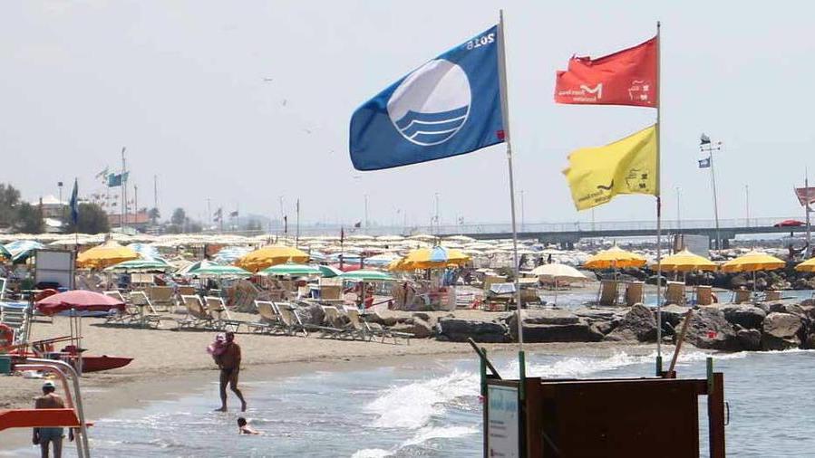 E a Massa il vessillo sventola su otto chilometri di costa