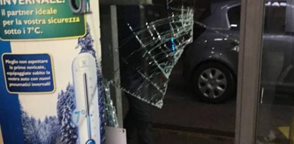 Sfondano i vetri con la grata per rubare dal gommista 