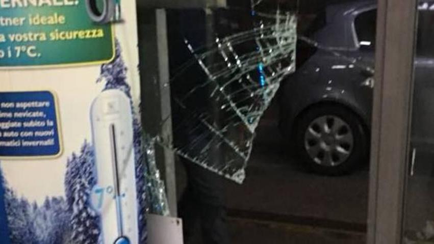 Sfondano i vetri con la grata per rubare dal gommista