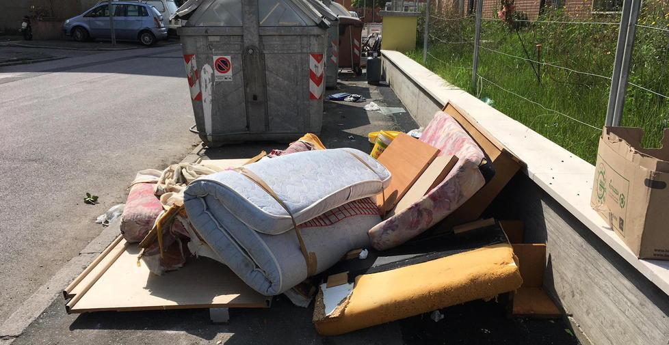 Tre multati per i rifiuti abbandonati 