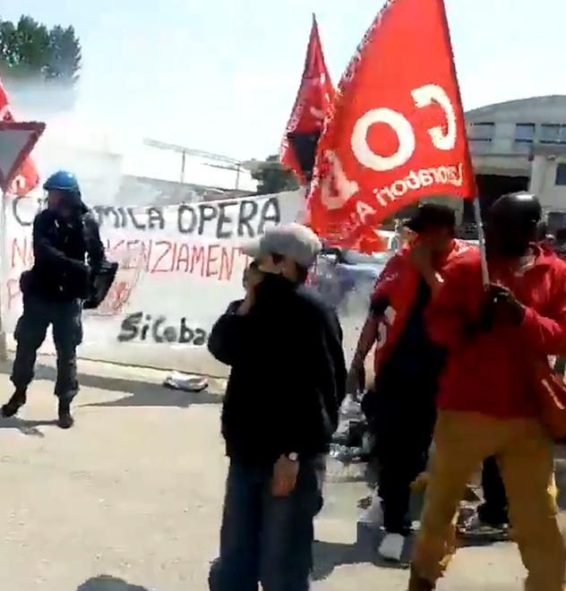 Lacrimogeni per sgomberare il presidio 