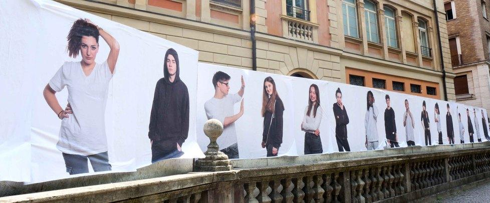 Al posto dello spray, le foto degli studenti 