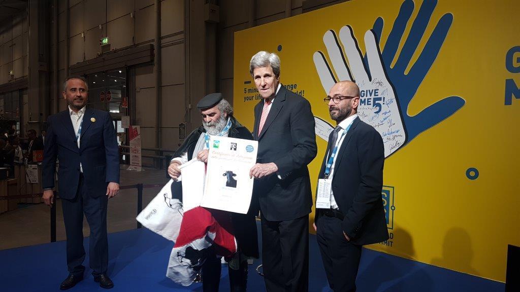 L'ex sottosegretario di Stato americano, John Kerry, mostra la foto di Morittedda