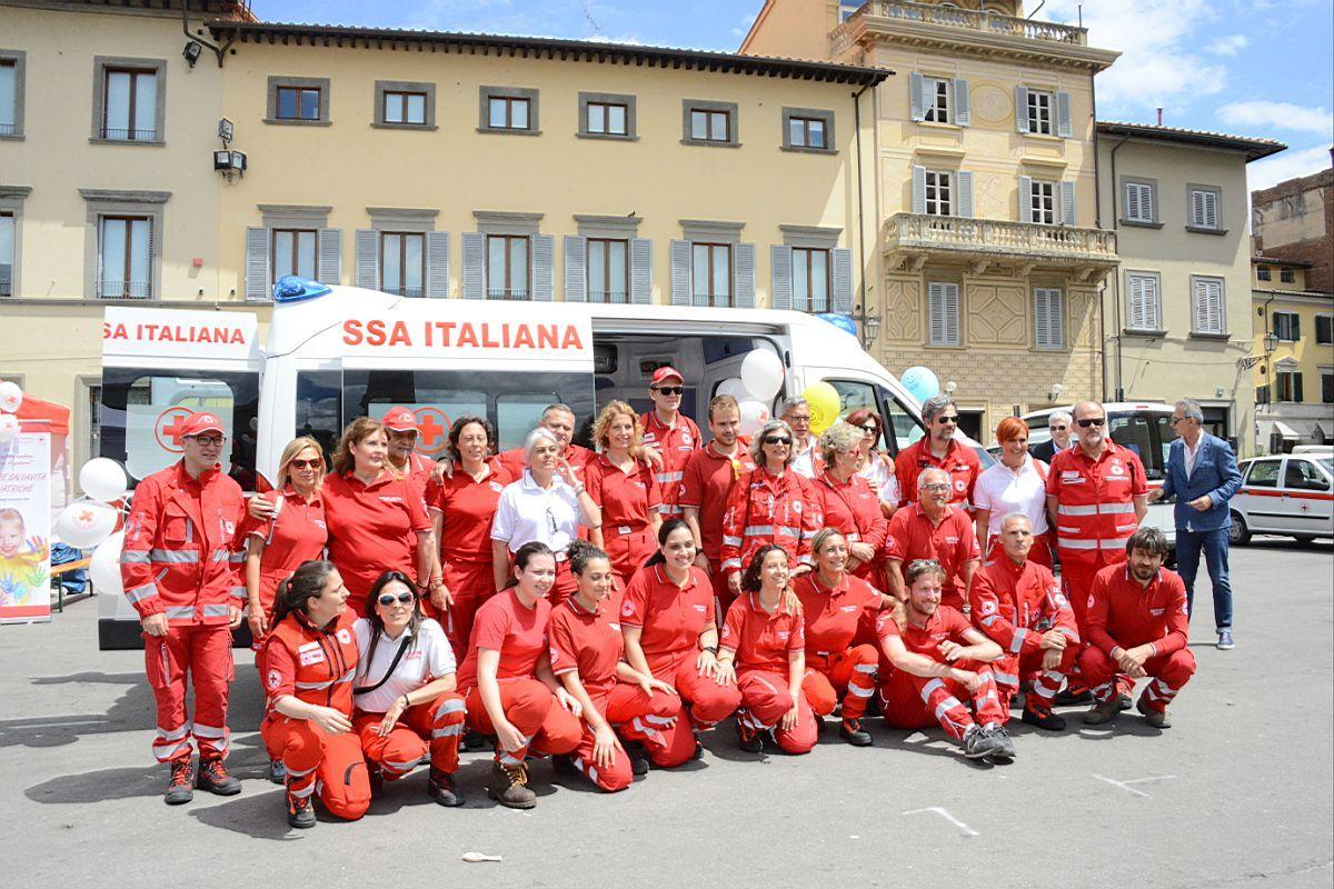 I volontari della Croce Rossa durante l'inaugurazione di un'ambulanza