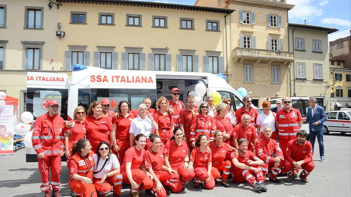 I volontari della Croce Rossa durante l'inaugurazione di un'ambulanza