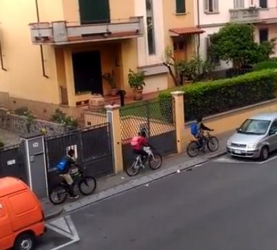 Tre ciclisti contromano sul marciapiede di via Roma