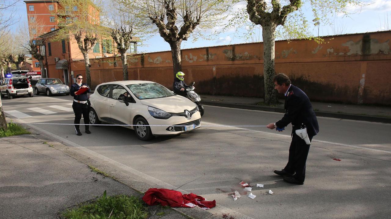 I rilievi della Polizia municipale sul luogo dell'incidente, in via Leonardo da Vinci (Foto Nucci)