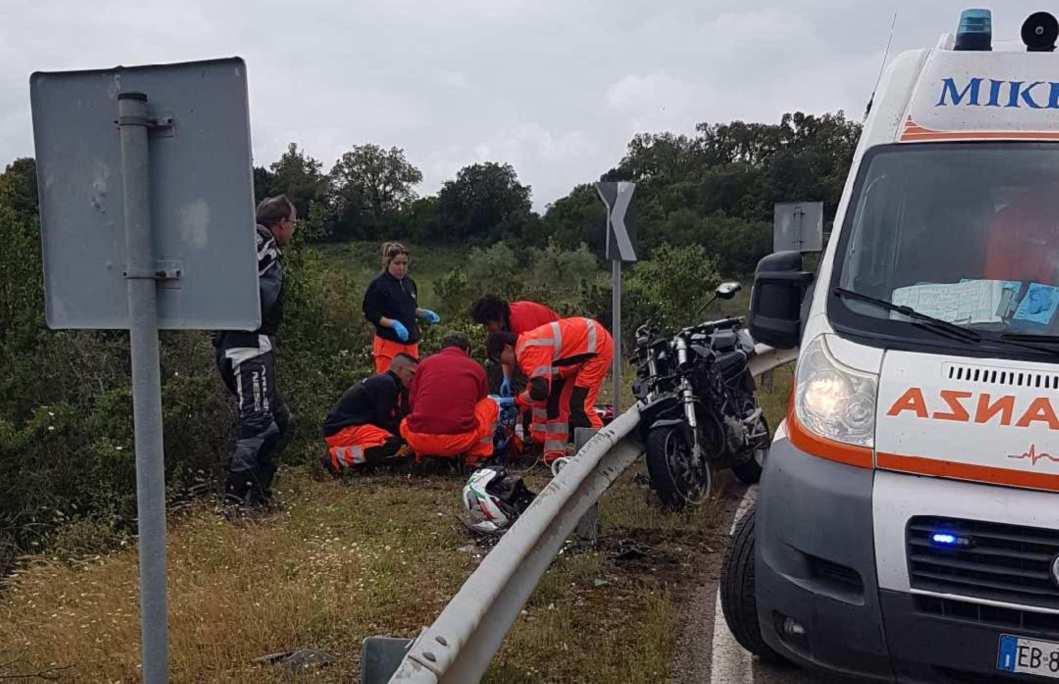 Perde il controllo della moto e sbatte sul guard rail: grave un 57enne