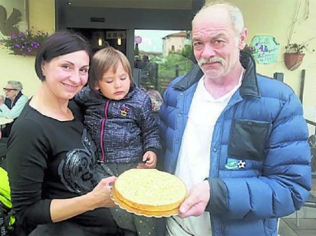 A sinistra Francesco Palomba al centro con la mamma Mariana e babbo Ermanno