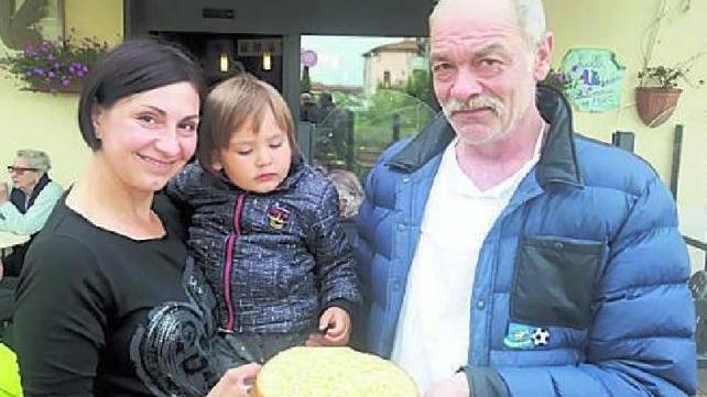 A sinistra Francesco Palomba al centro con la mamma Mariana e babbo Ermanno