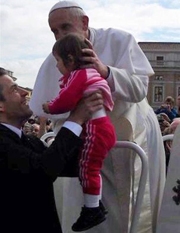 Il ricordo del tenero bacio di Bergoglio alla piccola Eva Loffredo