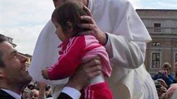 Il ricordo del tenero bacio di Bergoglio alla piccola Eva Loffredo
