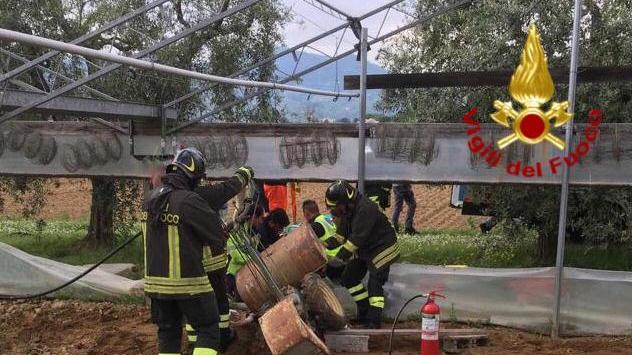 L'intervento dei vigili del fuoco per iberare il pensionato dalle lame