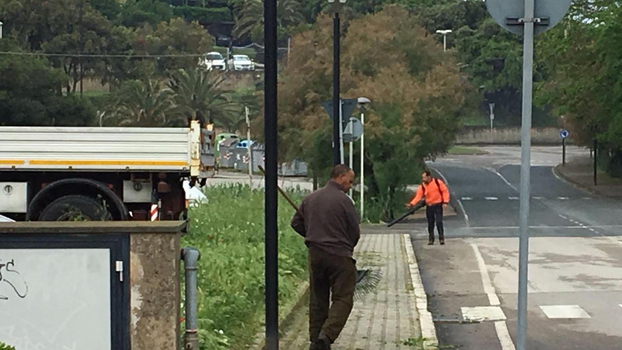 Operai impegnati nel taglio dell'erba in via dei Cavalleggeri