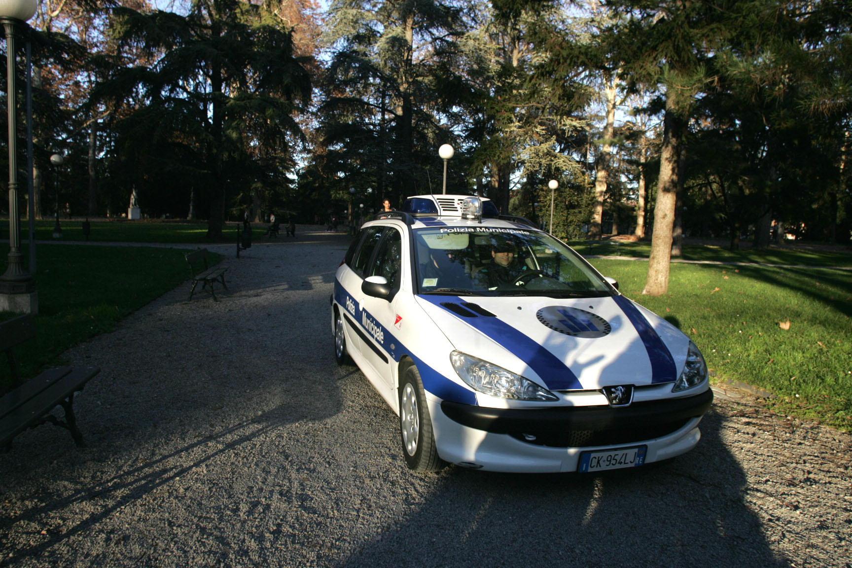 Reggio Emilia, trova in terra un portafogli con 840 euro e lo consegna alla polizia