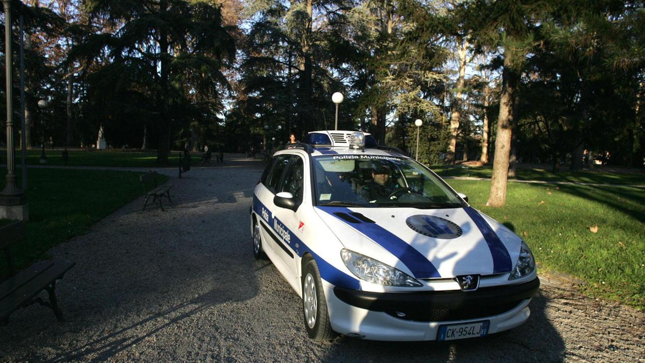 Reggio Emilia, trova in terra un portafogli con 840 euro e lo consegna alla polizia