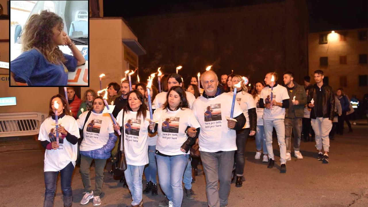 I familiari alla fiaccolata dello scorso 29 ottobre e nel riquadro Sara Scimmi