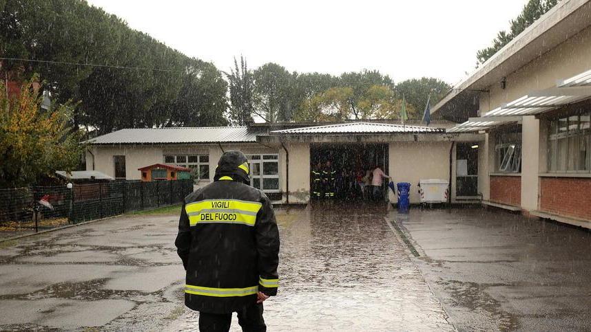 L’evacuazione della scuola primaria Carrucci a causa delle infiltrazioni lo scorso 6 novembre (Foto Agenzia Carlo Sestini)