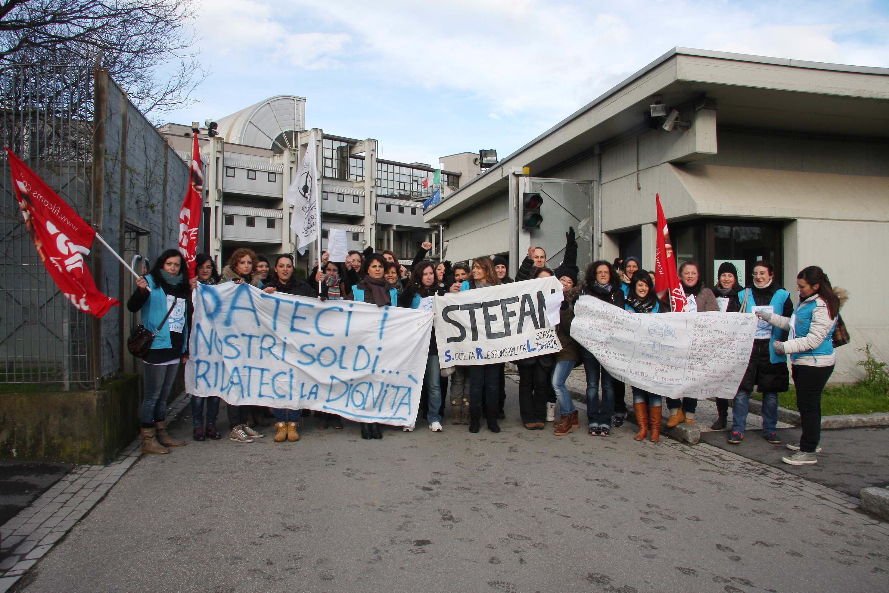 La protesta dei dipendenti Stefan davanti al Tribunale di Prato nel 2013