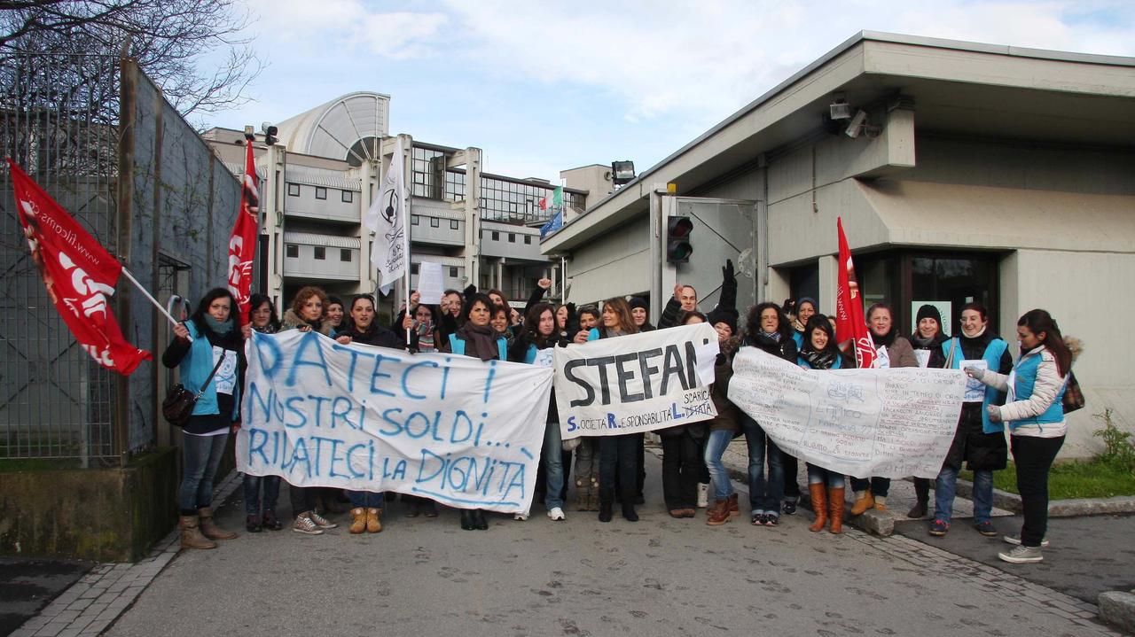 La protesta dei dipendenti Stefan davanti al Tribunale di Prato nel 2013