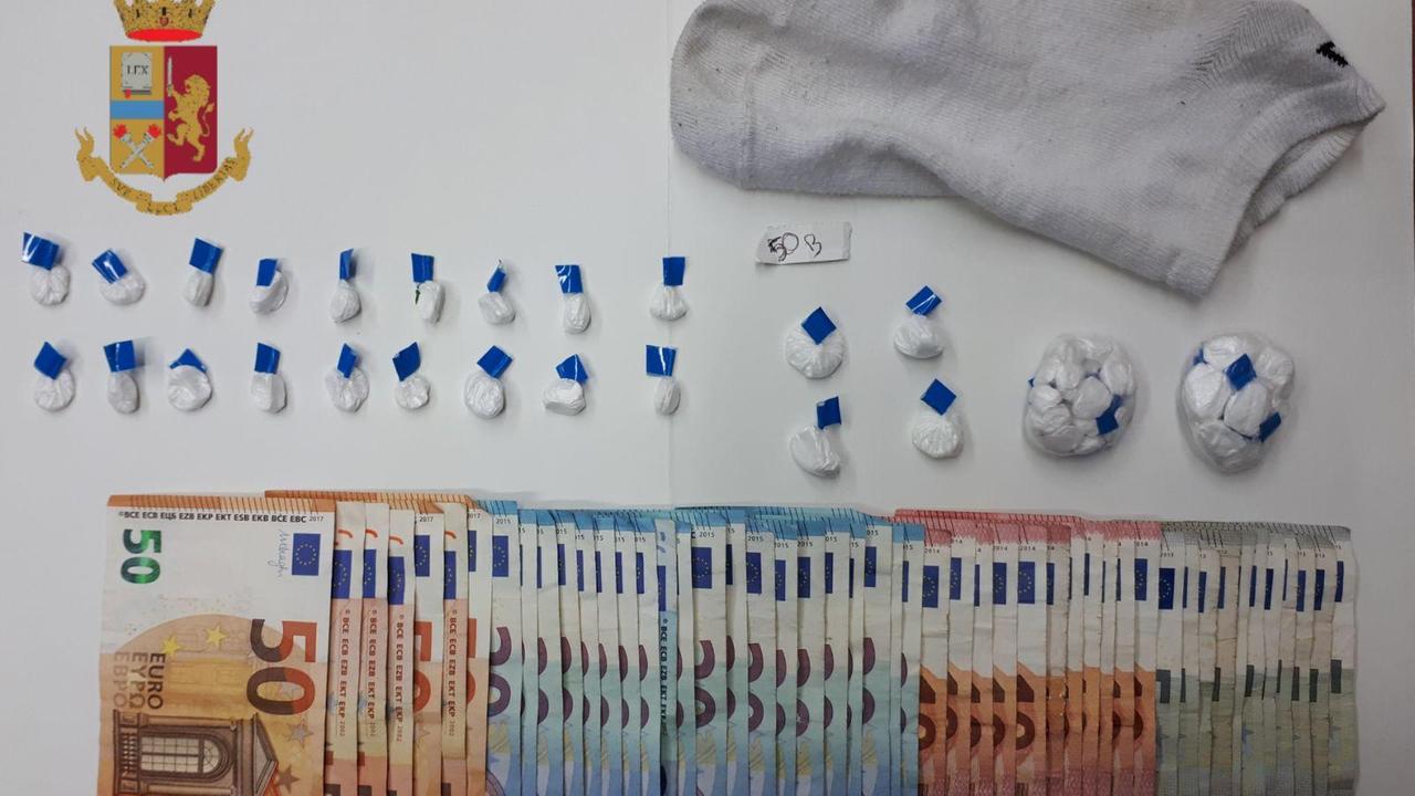 La droga e i soldi sequestrati dalla polizia a Cagliari