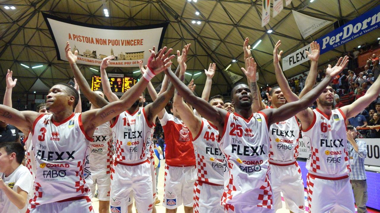 I biancorossi salutano il proprio pubblico con una vittoria (foto Gori)