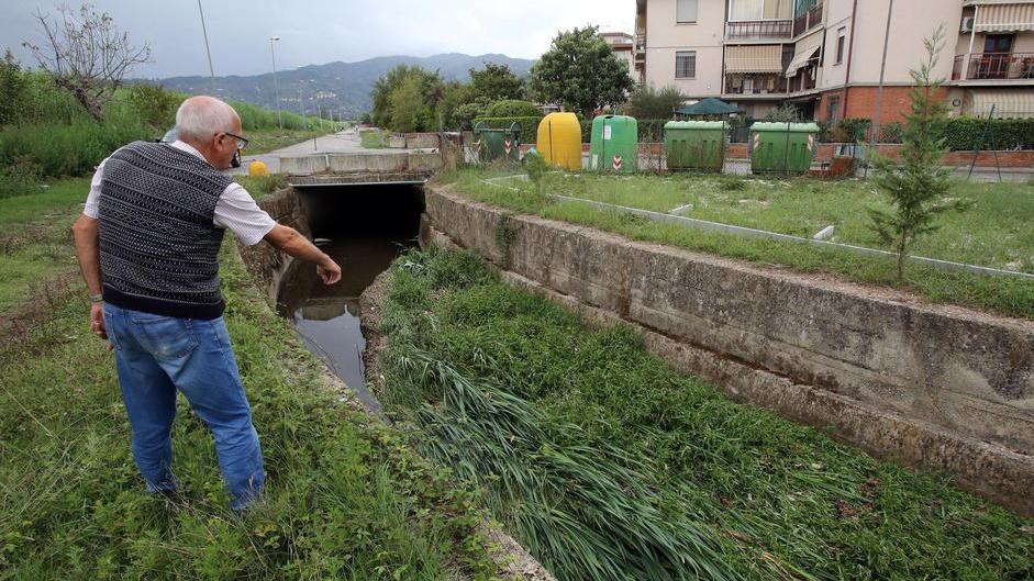 Il Consorzio scava i fossi ma poi non smaltisce la terra