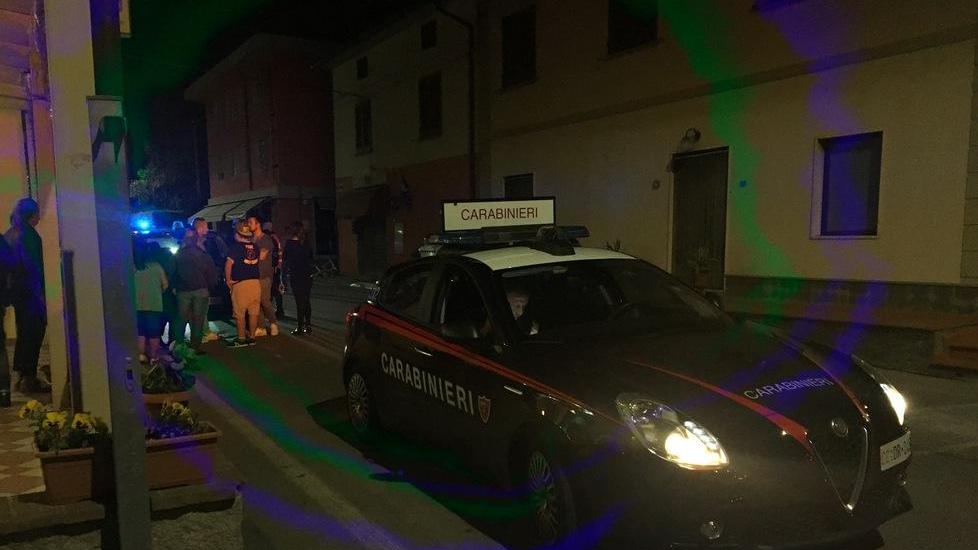 Auto sbatte nel muro e poi riparte