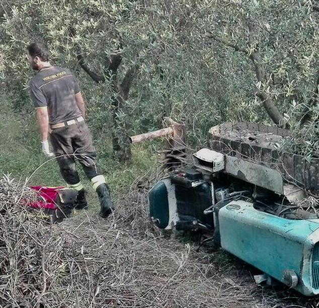 Pensionato 93enne muore schiacciato dal suo trattore