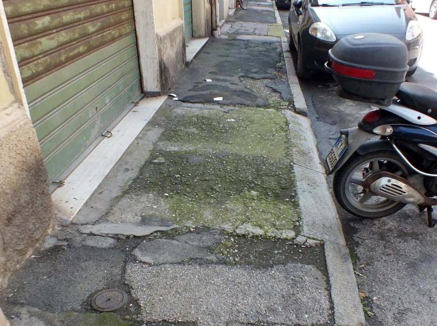 Strade sconnesse e marciapiedi da ricostruire 