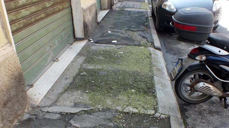 Strade sconnesse e marciapiedi da ricostruire