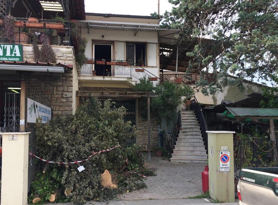 Fiamme in un appartamento, cittadini in strada 