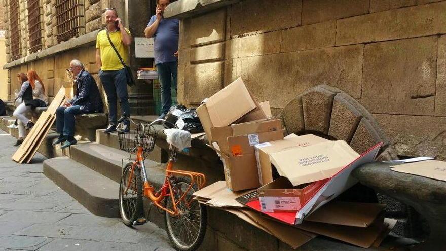 Cartoni abbandonati in pieno centro